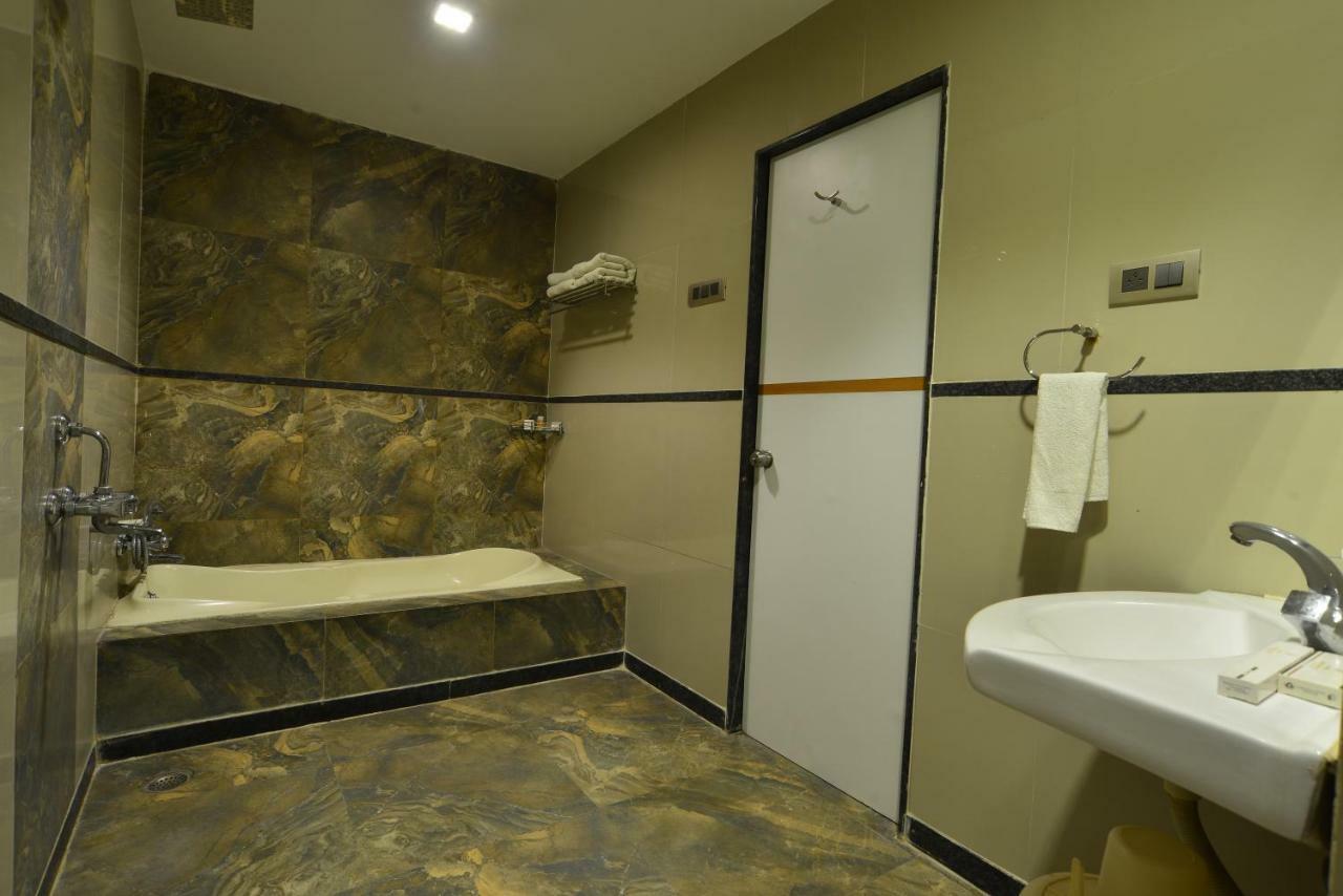 Hotel Jhankar Palace Dhule Extérieur photo