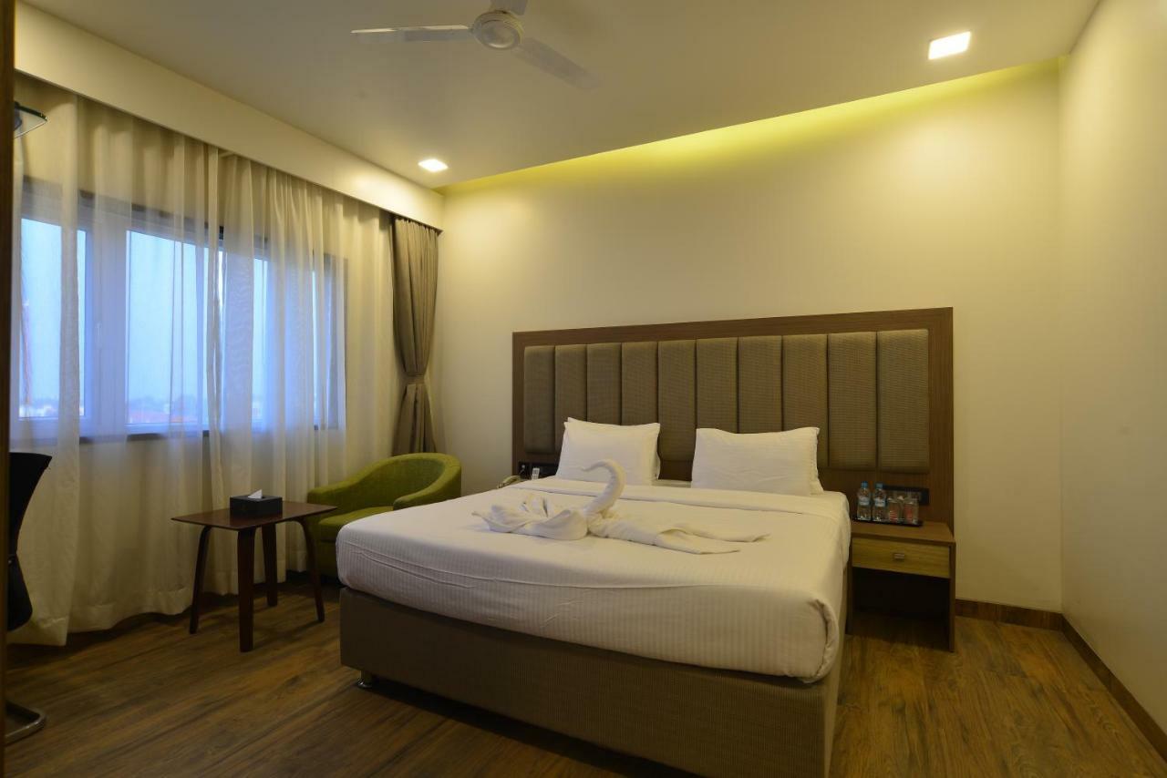 Hotel Jhankar Palace Dhule Extérieur photo