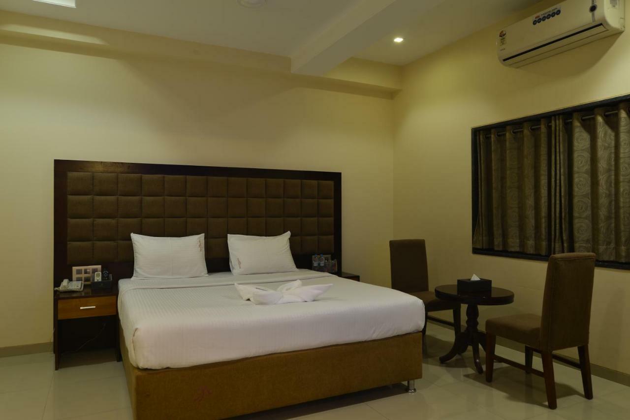 Hotel Jhankar Palace Dhule Extérieur photo