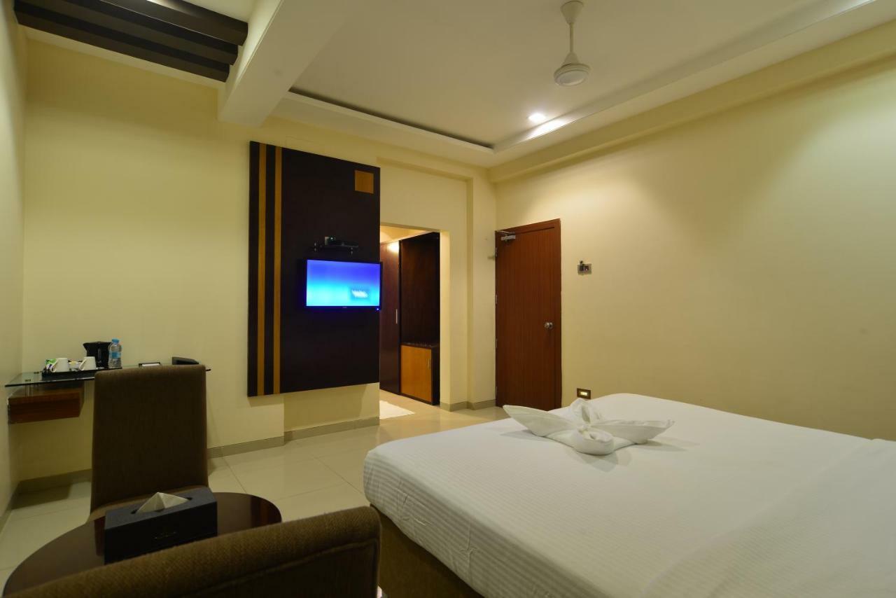 Hotel Jhankar Palace Dhule Extérieur photo
